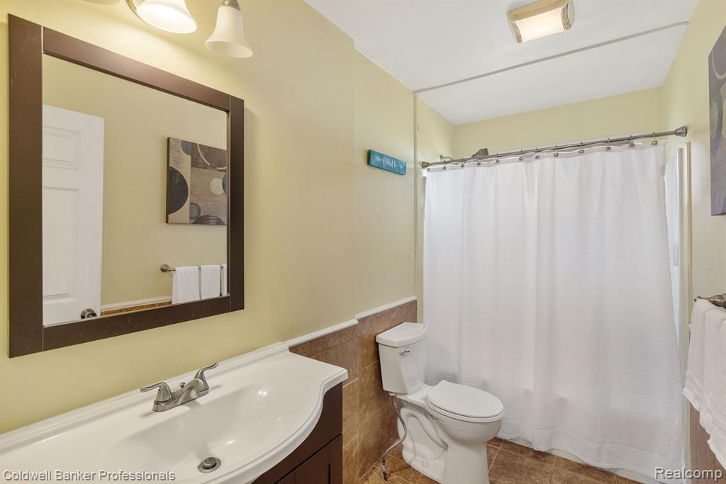 921 MACE Avenue, Madison Heights, MI 48071 — Photo 20