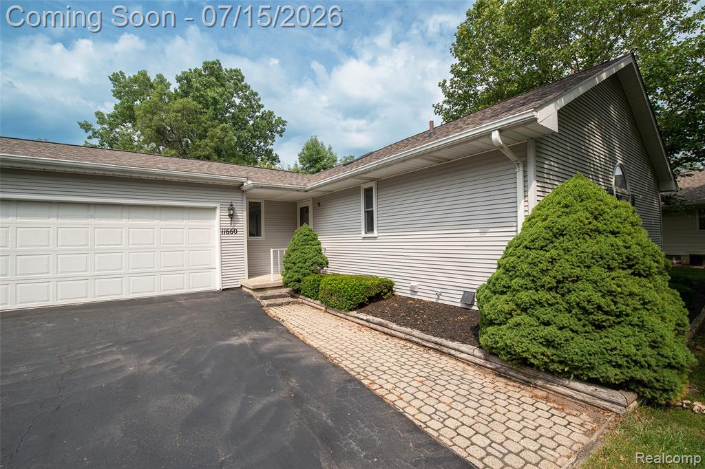 11660 Hawthorne Glen Drive, Grand Blanc, MI 48439 — Photo 2