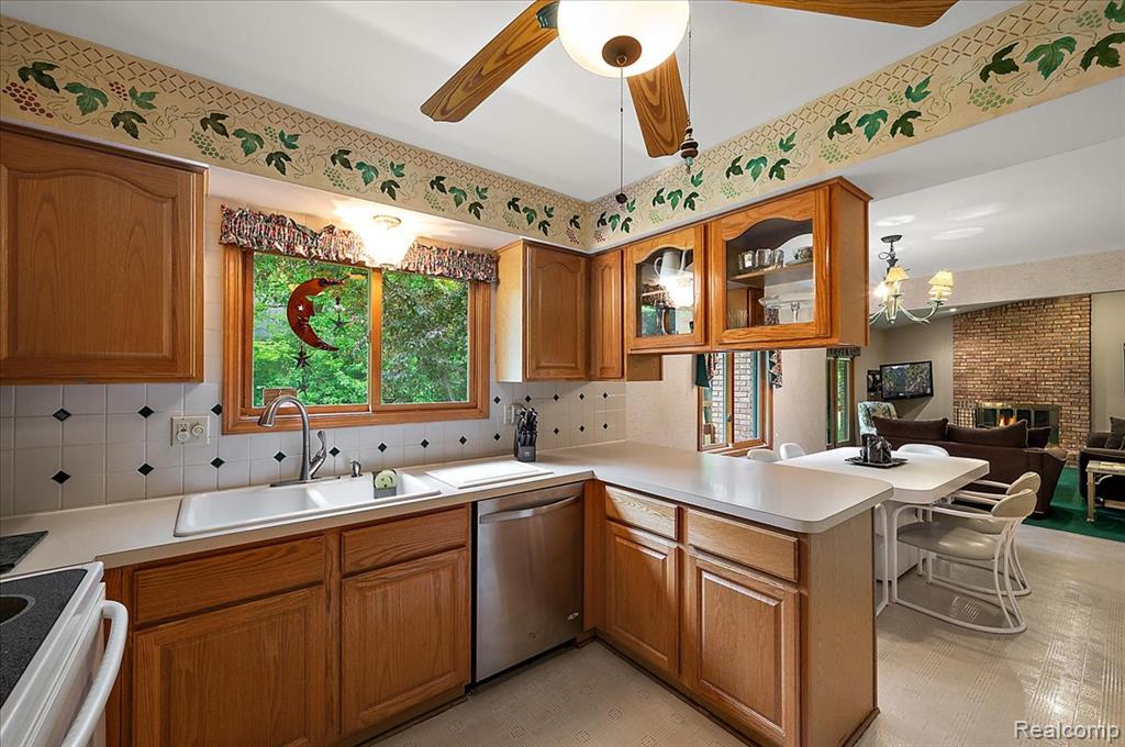 6153 Kiev Street, West Bloomfield, MI 48324 — Photo 12