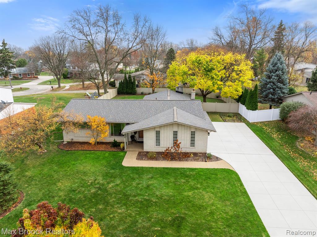 975 HUNTSFORD Drive, Troy, MI 48084 — Photo 2