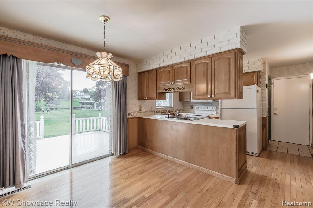 841 DRIBURG Drive, Commerce Twp, MI 48390 — Photo 6