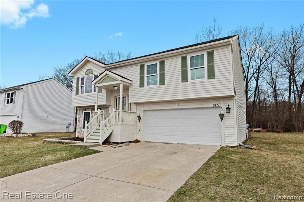 573 CARRIAGE HILL Drive, Fenton, MI 48430 — Photo 3