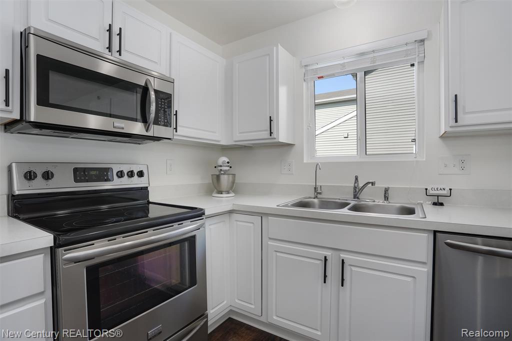 6496 Skylar Lane, Waterford, MI 48327 — Photo 9