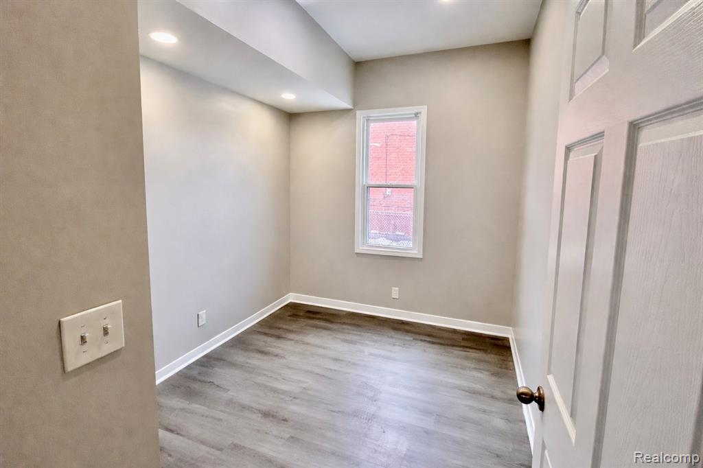2433 Pulaski Street, Hamtramck, MI 48212 — Photo 9