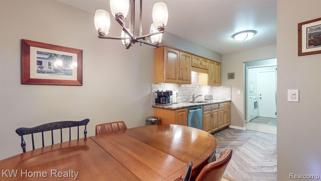 606 WINWOOD Circle, Walled Lake, MI 48390 — Photo 8
