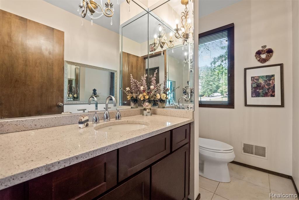 5863 Seville Circle, Orchard Lake Village, MI 48324 — Photo 26