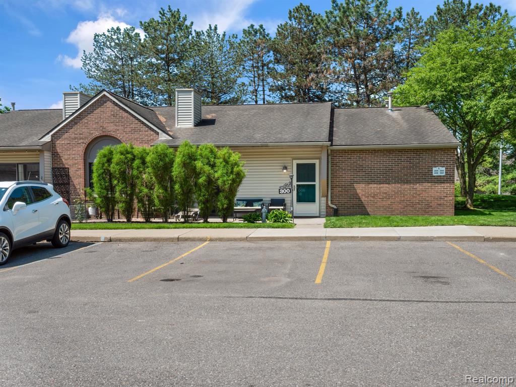 300 SPRING BROOKE Drive, 300, Brighton, MI 48116 — front exterior