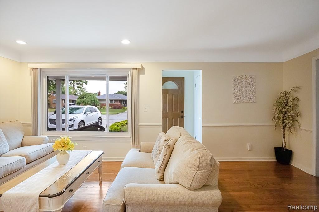 8100 Lochdale Street, Dearborn Heights, MI 48127 — Photo 50