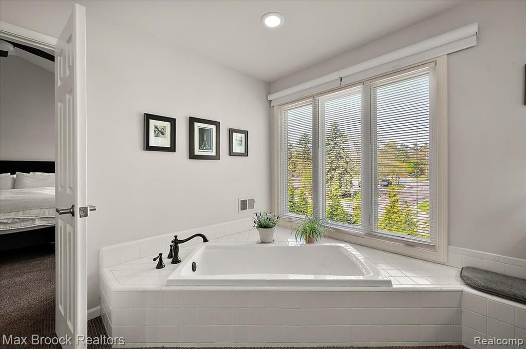 911 Tartan Trail, Bloomfield Hills, MI 48304 — Photo 26