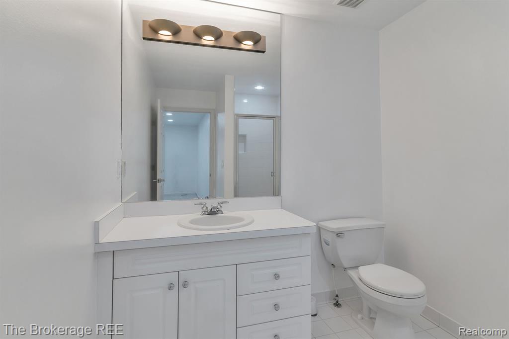 6995 HAWK WOODS Court, West Bloomfield, MI — Photo 42