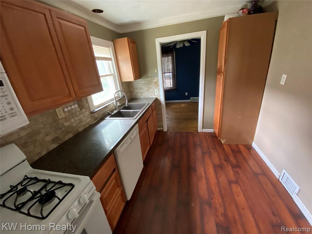 9636 Centralia, Redford, MI 48239 — Photo 9