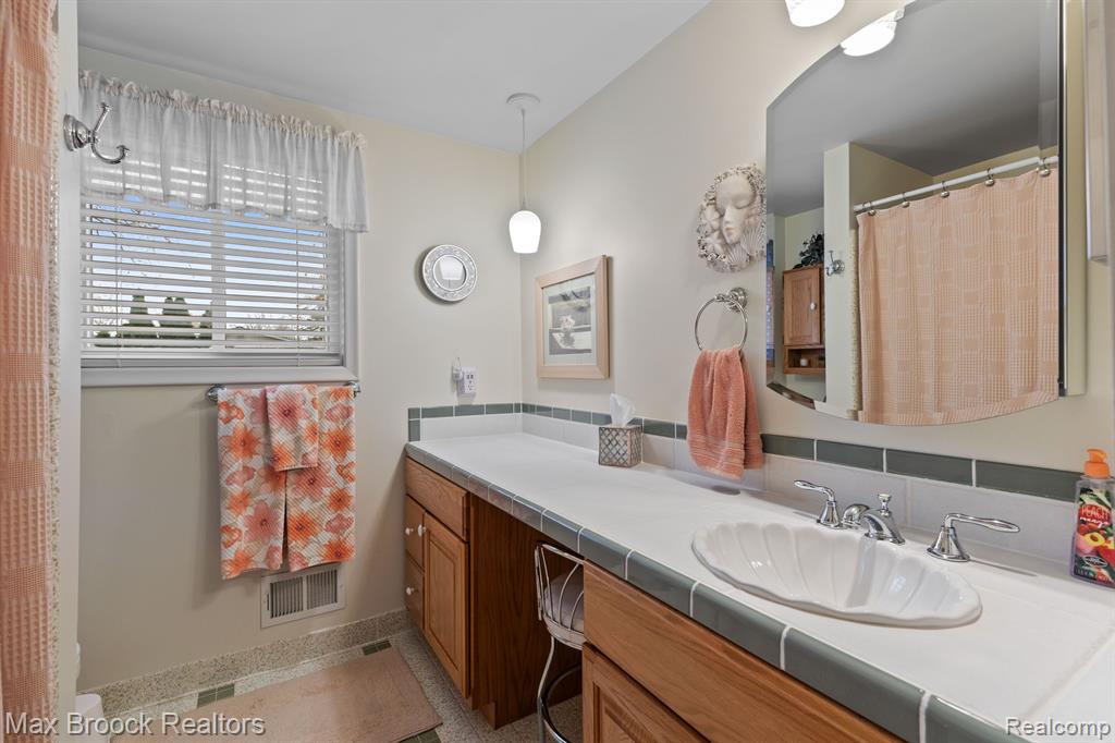 975 HUNTSFORD Drive, Troy, MI 48084 — Photo 18