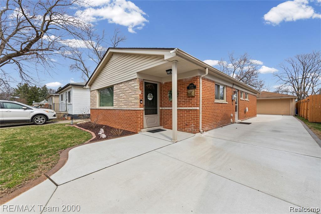 4685 Universal Street, Dearborn Heights, MI 48125