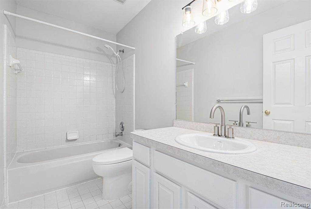 855 DRAKESHIRE Drive, Walled Lake, MI 48390 — Photo 26
