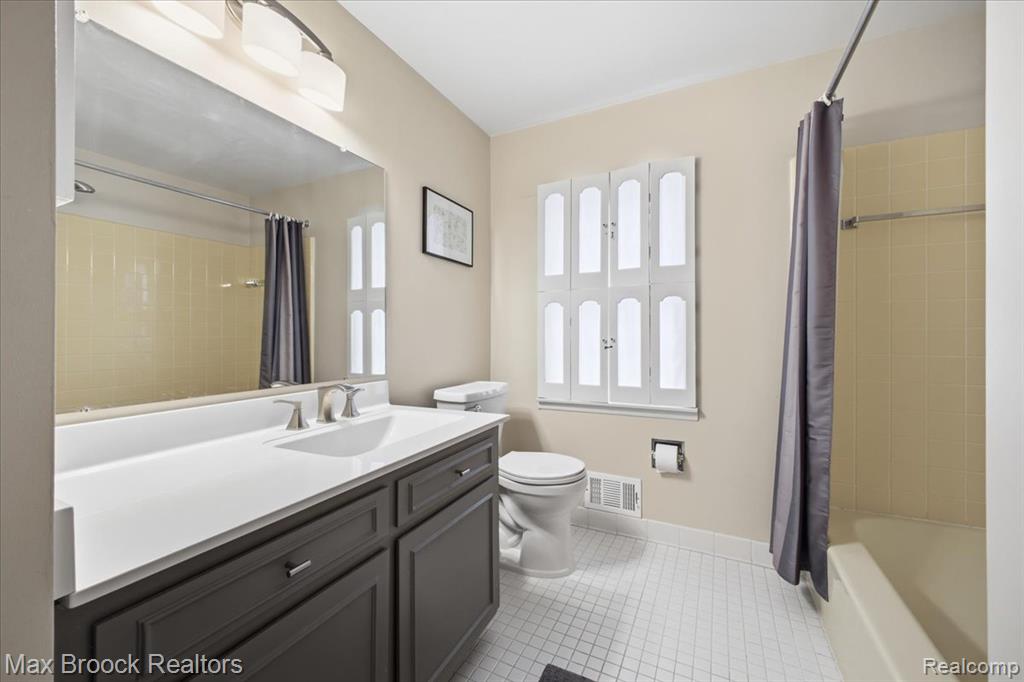 5956 Pinecroft Drive, West Bloomfield, MI — Photo 37