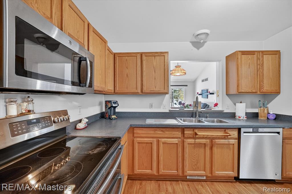 25409 Willowbrook Court, Flat Rock, MI 48134 — Photo 9