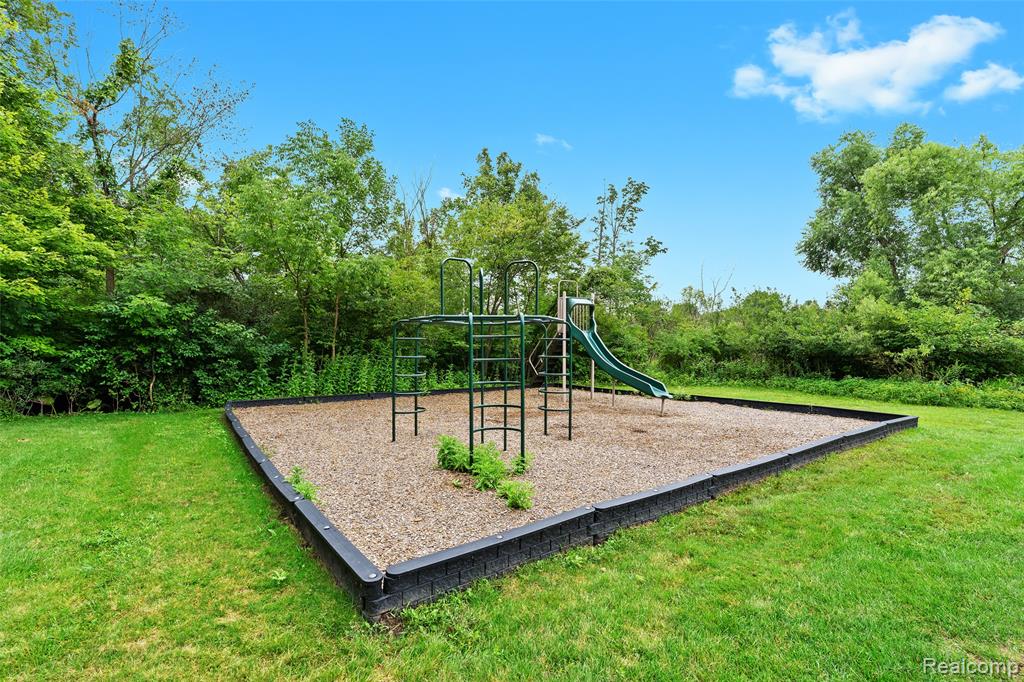 6034 Beachwood Drive, West Bloomfield, MI 48324 — Photo 45