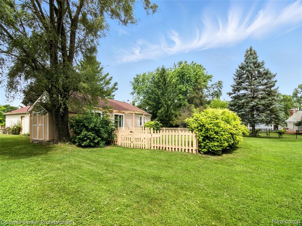 5728 Coach House Court, Waterford, MI 48327 — Photo 21