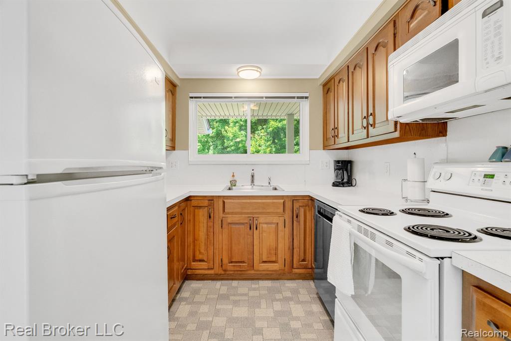 42347 Brentwood Drive, Plymouth, MI 48170 — Photo 15