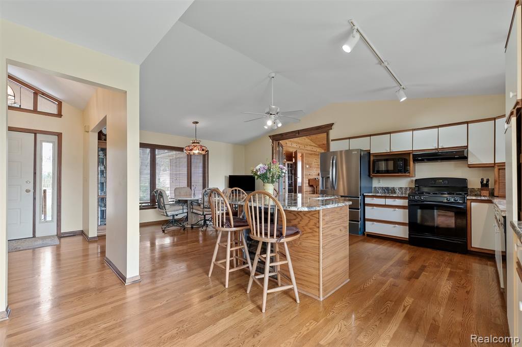 2745 Lari Court, West Bloomfield, MI 48324 — Photo 9