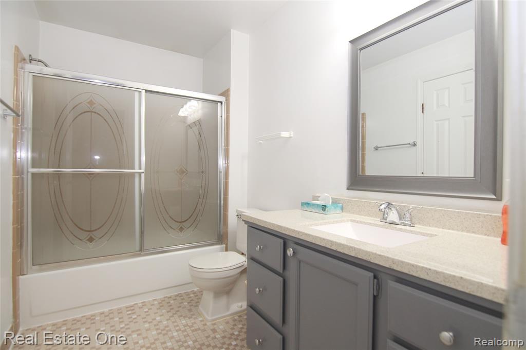 5590 GREENBRIAR Drive, West Bloomfield, MI — Photo 27