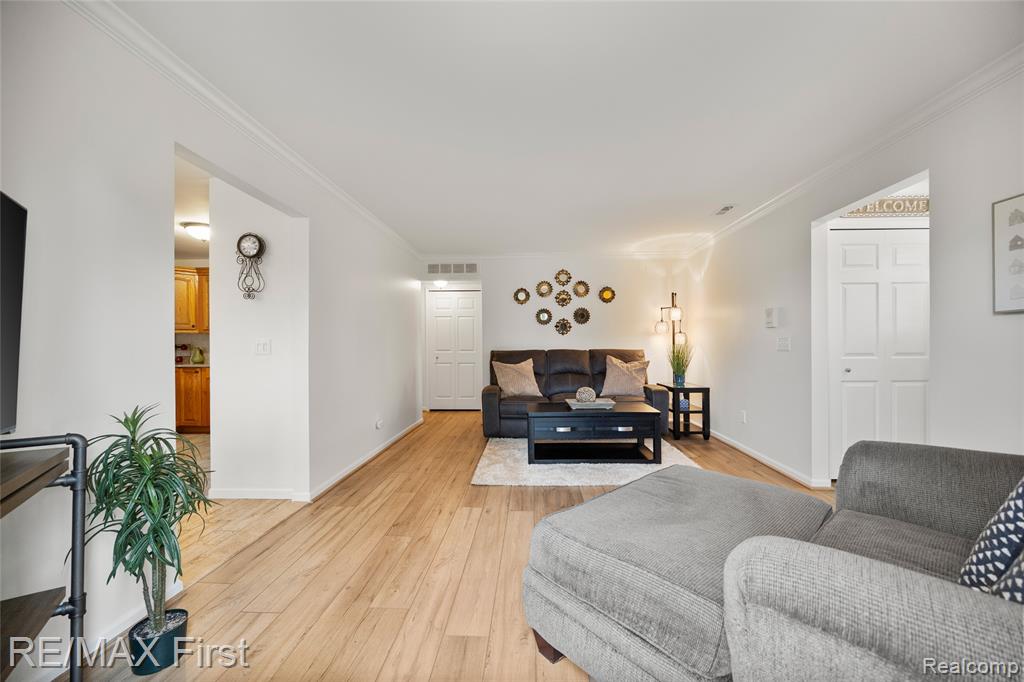915 Country Club Drive, 32, Saint Clair Shores, MI 48082 — Photo 11