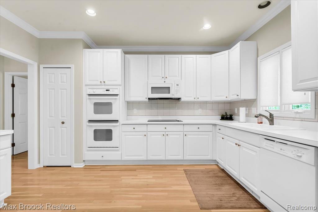 7330 Crackling Creek Circle, 4, West Bloomfield, MI — Photo 18