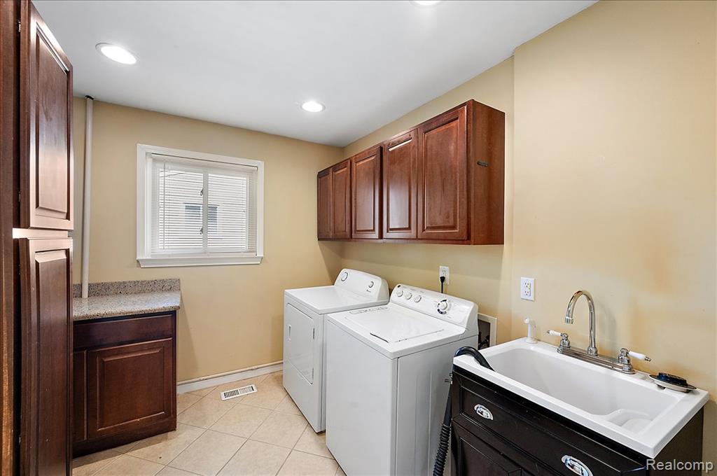 26061 Cameo Court, Madison Heights, MI 48071 — Photo 30