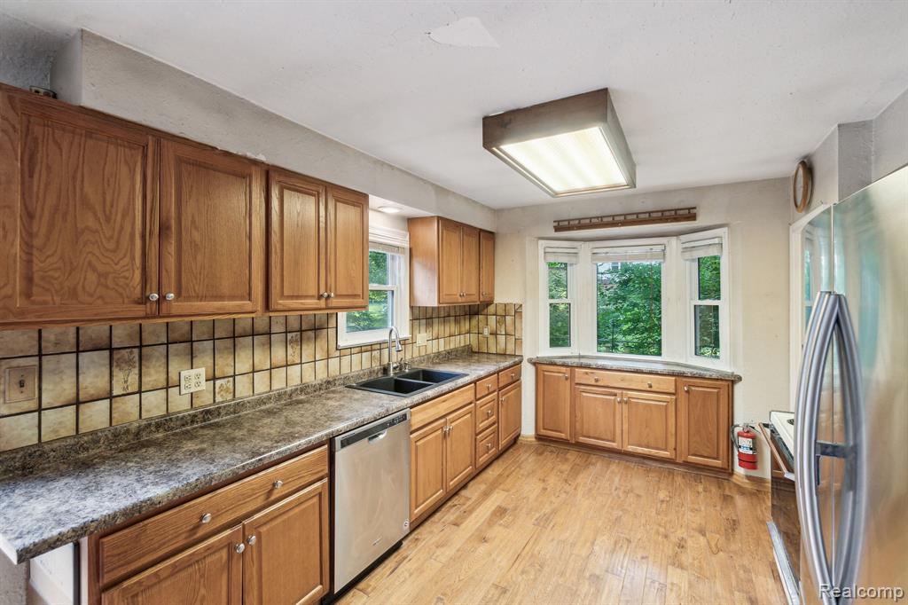 4311 FENTON Road, Flint, MI 48507 — Photo 12