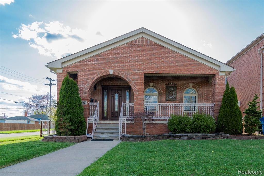 8401 Fenton Street, Dearborn Heights, MI 48127 — front exterior