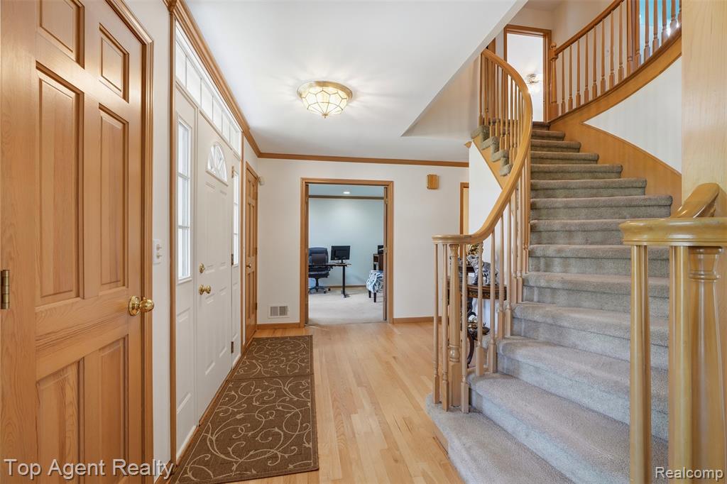 52825 Seven Oaks Drive, Utica, MI 48316 — Photo 17