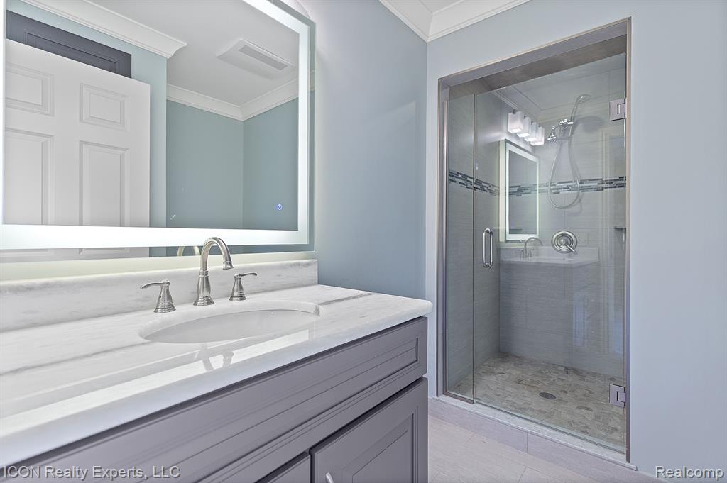 5215 DEER RUN Circle, Orchard Lake Village, MI 48323 — Photo 47