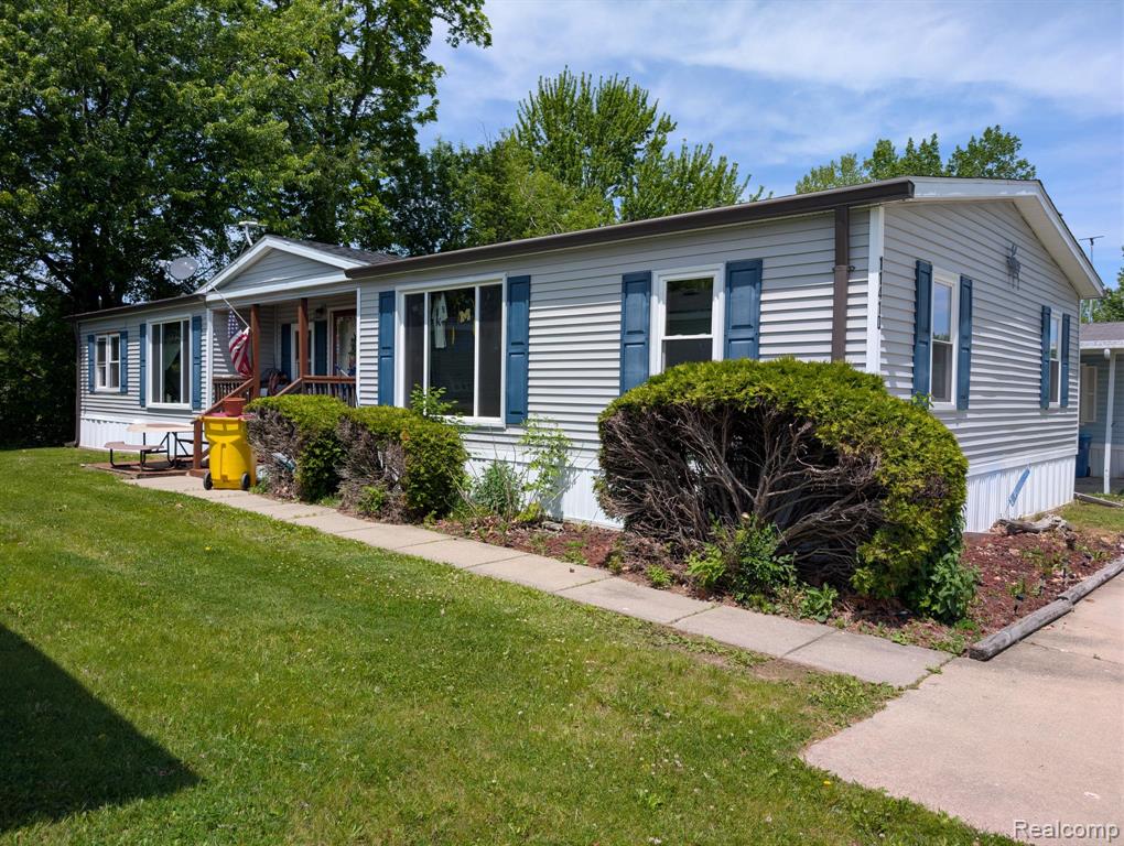 11410 N Lake Drive, Fenton, MI 48430 — front exterior