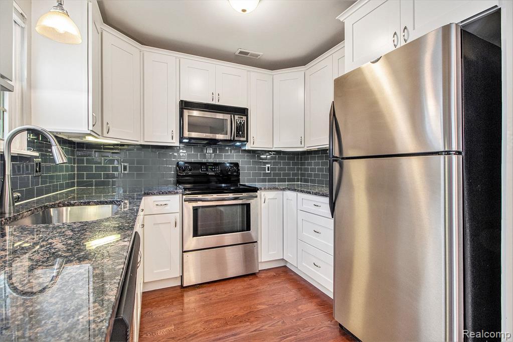 131 W KENILWORTH Avenue, Royal Oak, MI 48067 — Photo 9