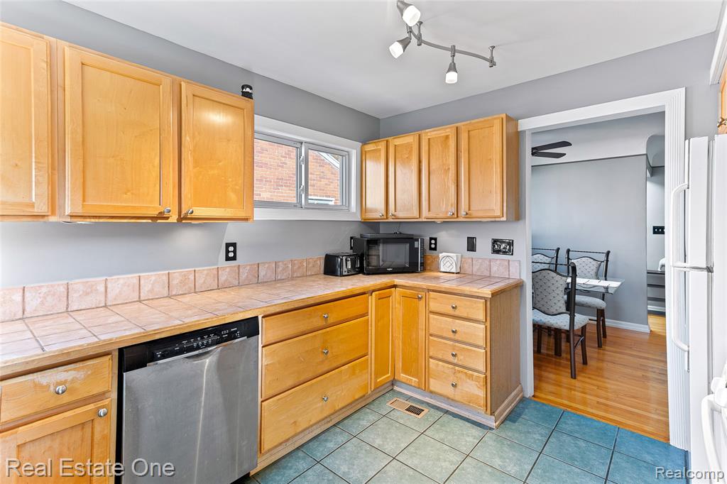 9864 Fox Avenue W, Allen Park, MI 48101 — Photo 12