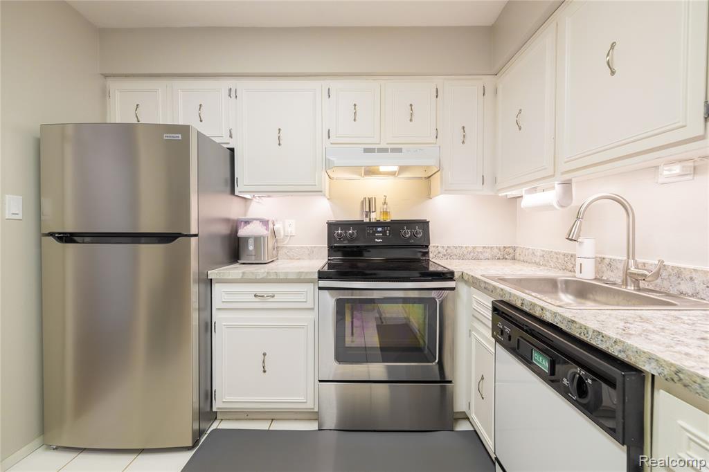 8095 Colony Drive, 22, Grosse Ile, MI 48138 — Photo 13