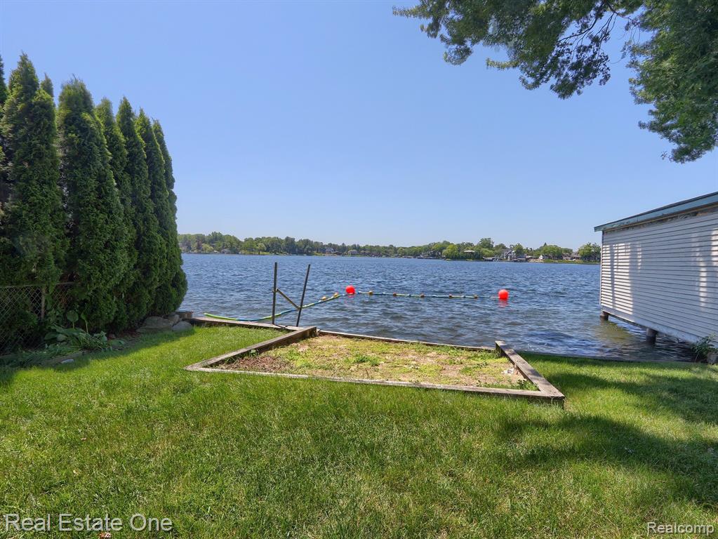 643 DETROIT Avenue, Lake Orion, MI 48362 — Photo 23