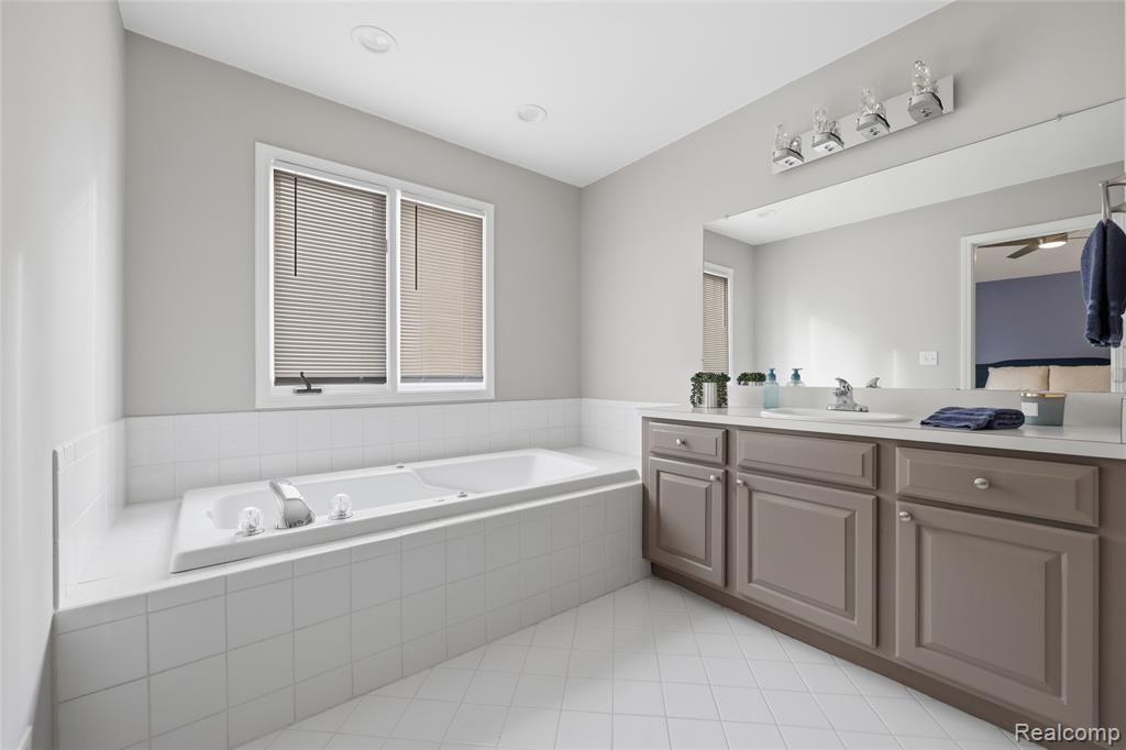 48274 Beacon Square Drive, Macomb, MI 48044 — Photo 30