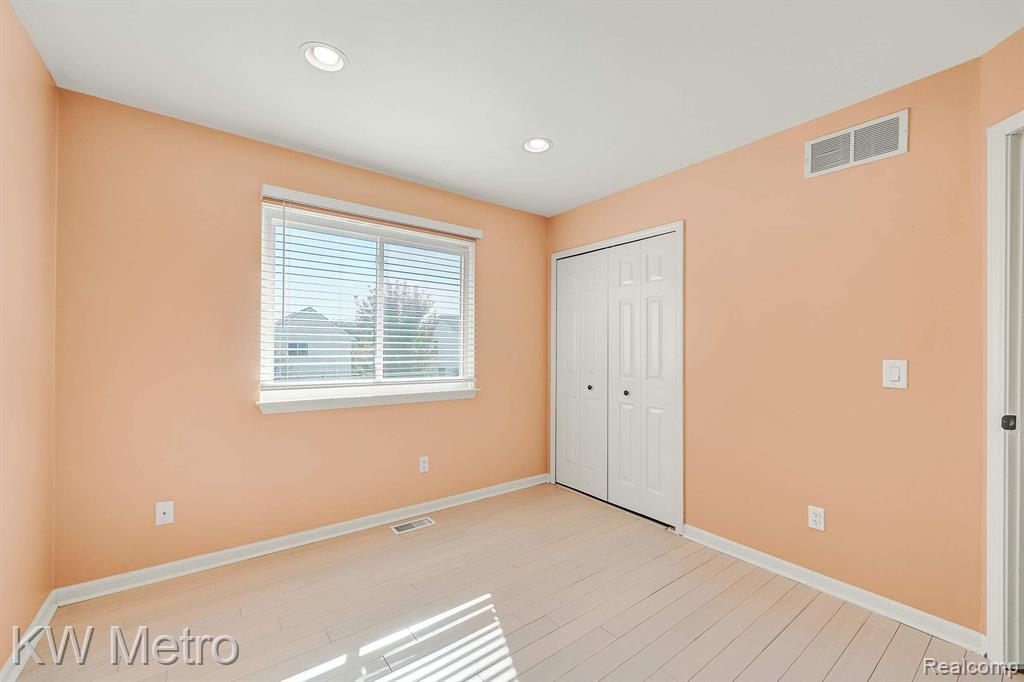 8590 BARRINGTON Drive, Ypsilanti, MI 48198 — Photo 33