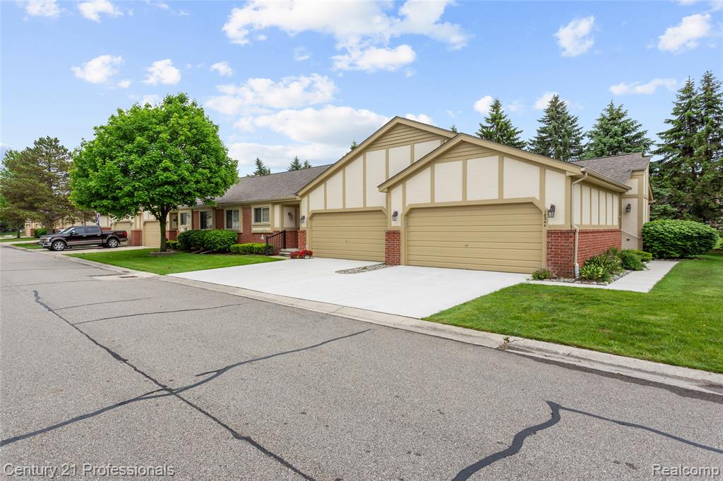 18344 Greenmeadow Drive, Clinton Twp, MI 48038 — Photo 2