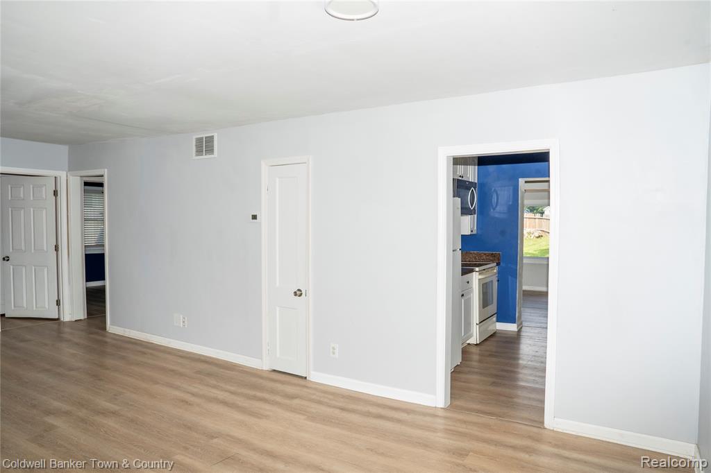 528 W Clinton Street, Howell, MI 48843 — Photo 5