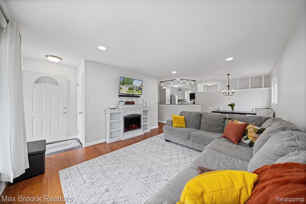 828 W Baker Avenue, Clawson, MI — Photo 5