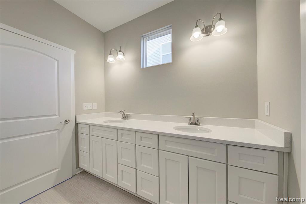 2014 SHALE, Howell, MI 48843 — Photo 20