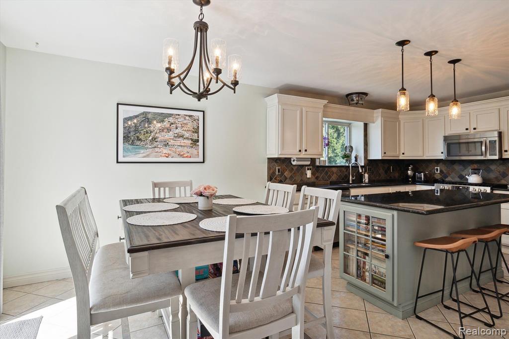 21111 GREENBRIAR Lane, South Lyon, MI 48178 — Photo 9