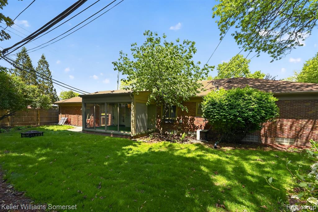 1681 Oxford Road, Grosse Pointe Woods, MI 48236 — Photo 25