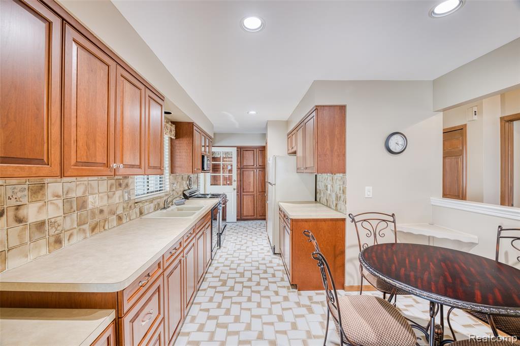 35631 Heritage Lane, Farmington, MI 48335 — Photo 2