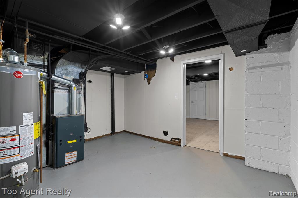 24300 Seneca Street, Oak Park, MI 48237 — Photo 30