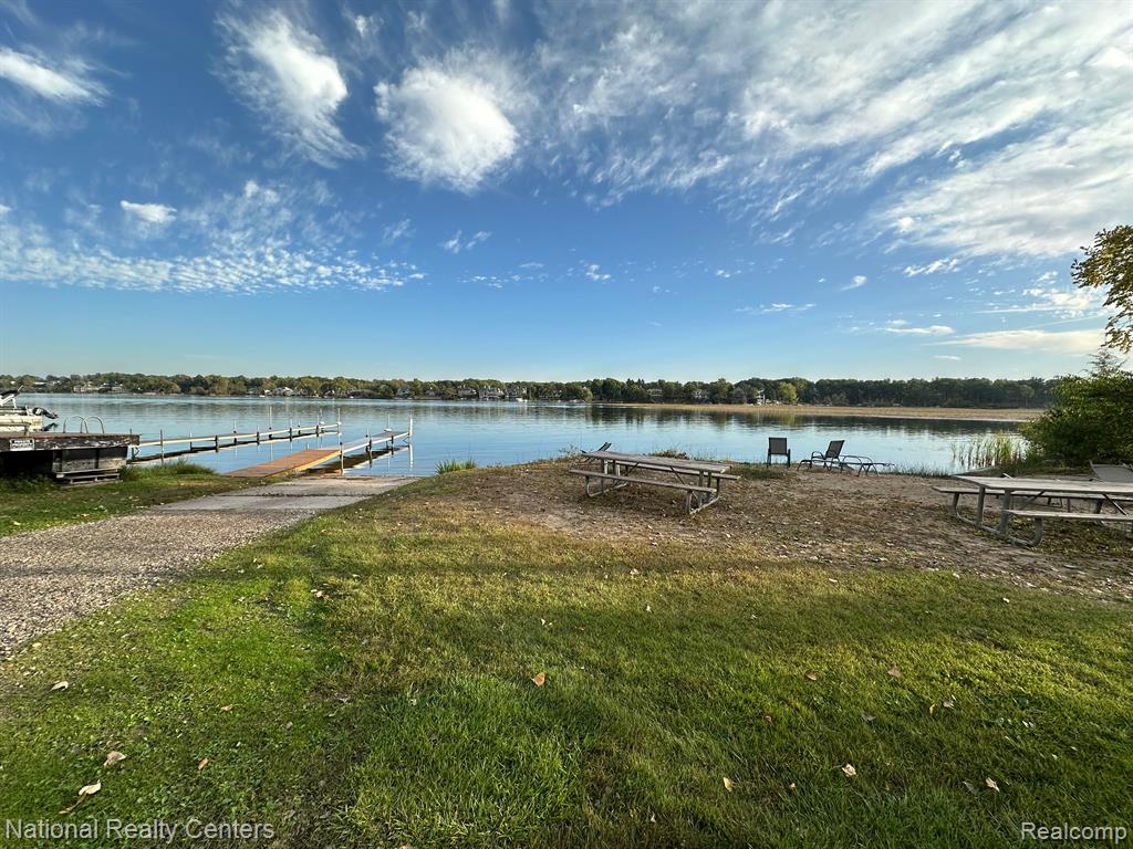 6050 UPPER STRAITS Boulevard, West Bloomfield, MI 48324 — Photo 3