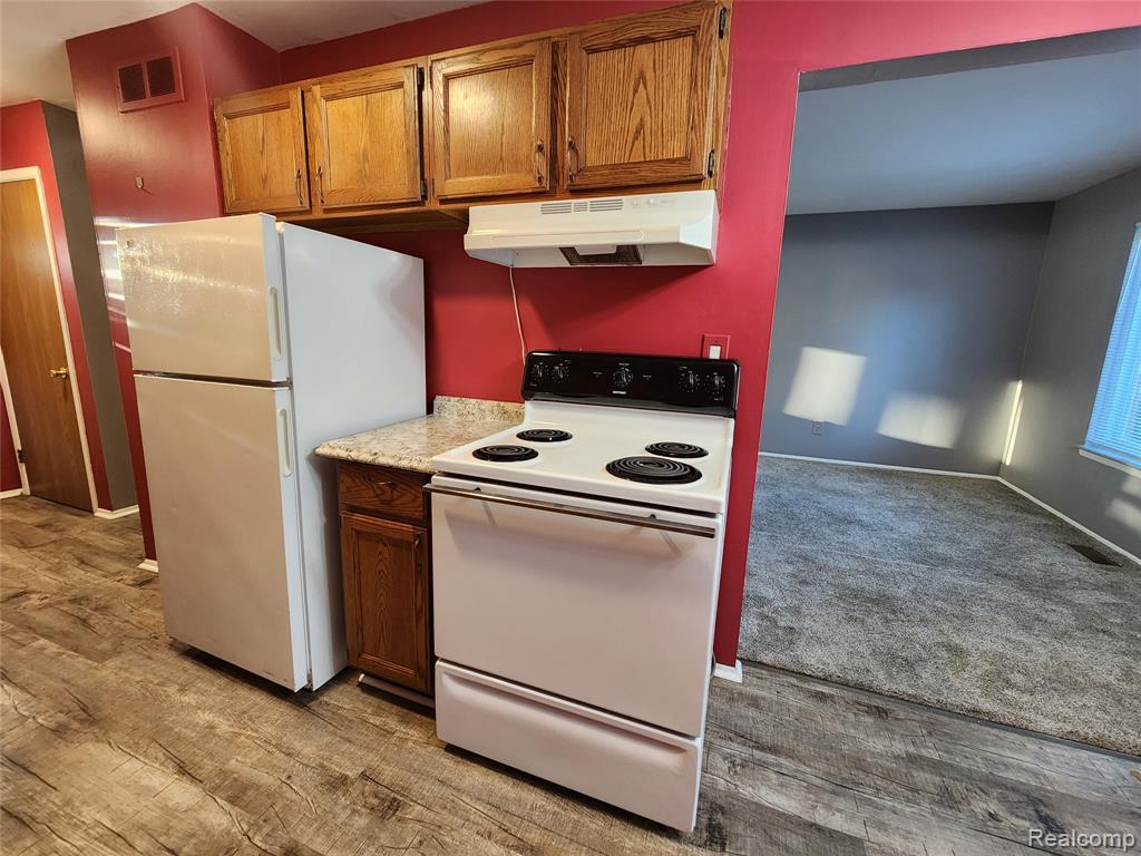 8665 Sterling, Center Line, MI 48015 — Photo 10