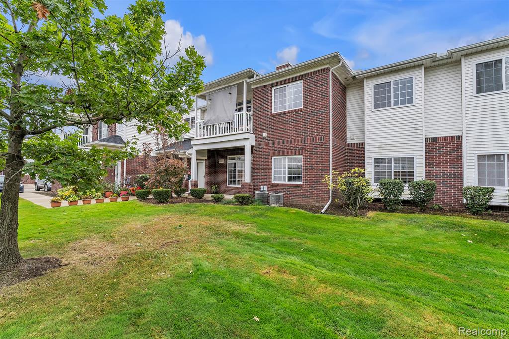 5589 TWIN OAKS Drive, Sterling Heights, MI 48314 — Photo 39